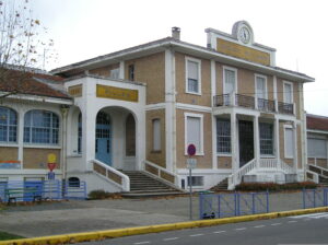école primaire photo prise de la façade de l'école primaire de Saint-Benoit de Carmaux, il y a marqué sur celle-ci "groupe scolaire"
