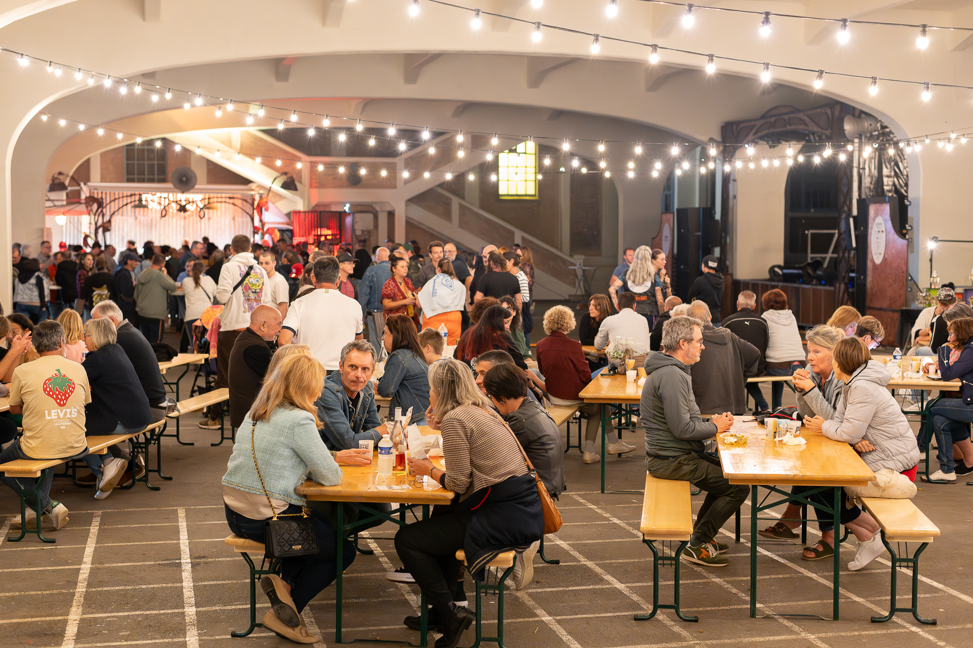 Marché repas Repas festif lors de la fête de l'été sous le préau de l'école avec ambiance musicale.