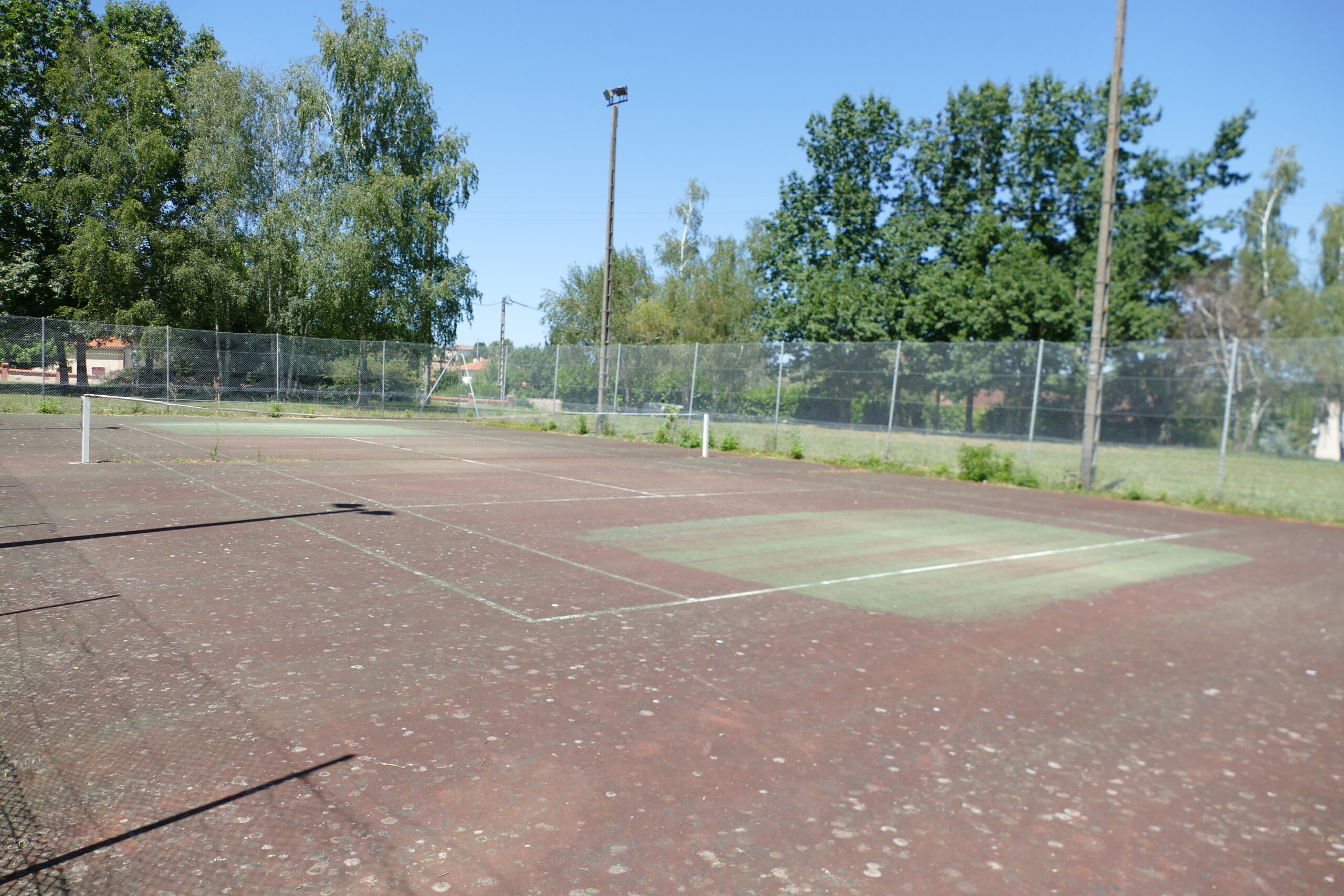 terrain de tennis Photo d'un terrain de tennis entouré d'une clôture