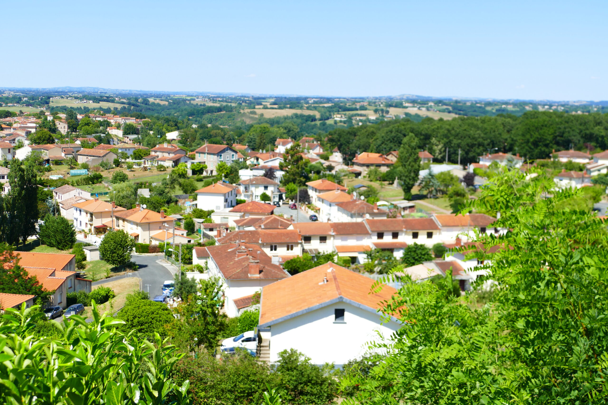 vue en hauteur de Saint-Benoit de Carmaux Photo prise en hauteur de Saint-Benoit de Carmaux qui illustre la diversité des paysages de la ville.