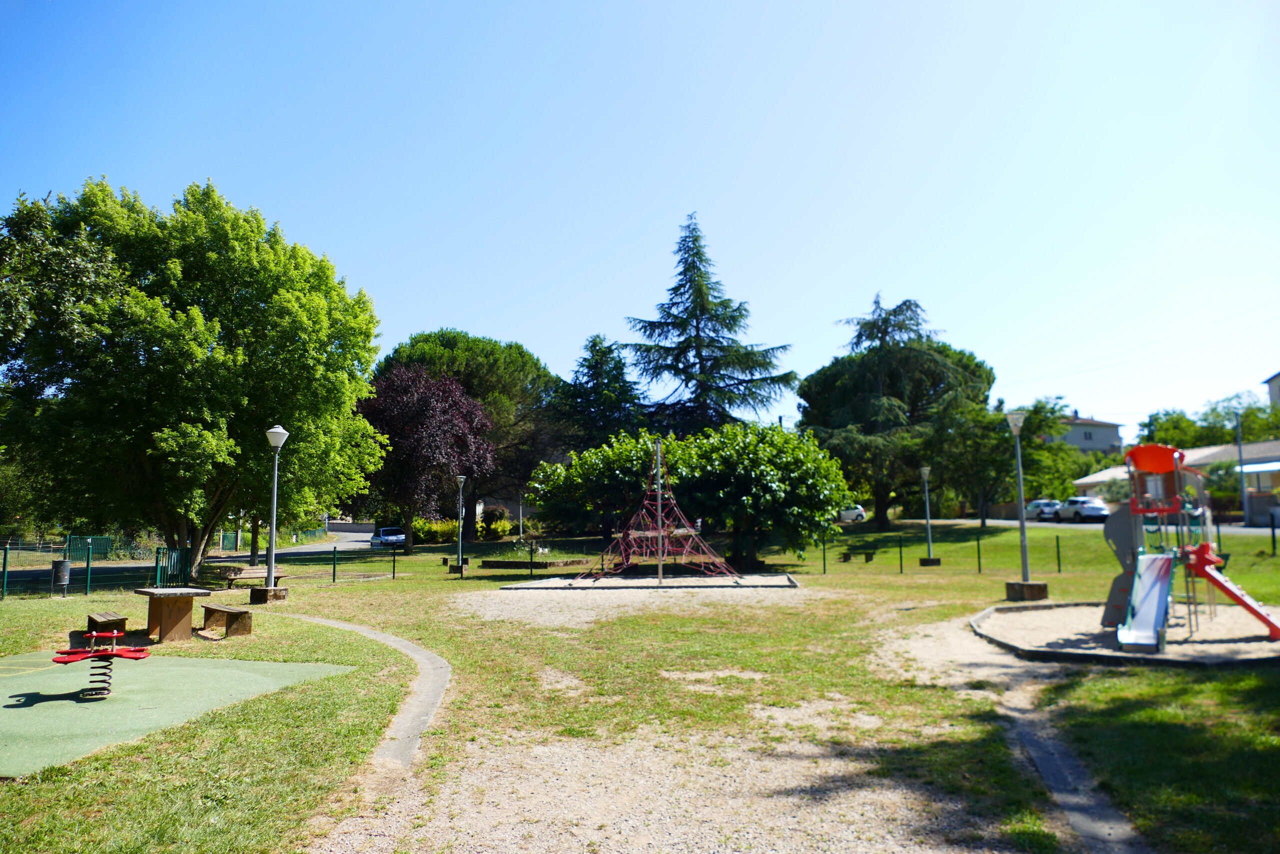 parc Robespierre Parc Robespierre pour les jeune enfants avec différents jeux telle qu'un toboggan, une toile d'araignée en corde, des tables de pique nique entouré d'arbres