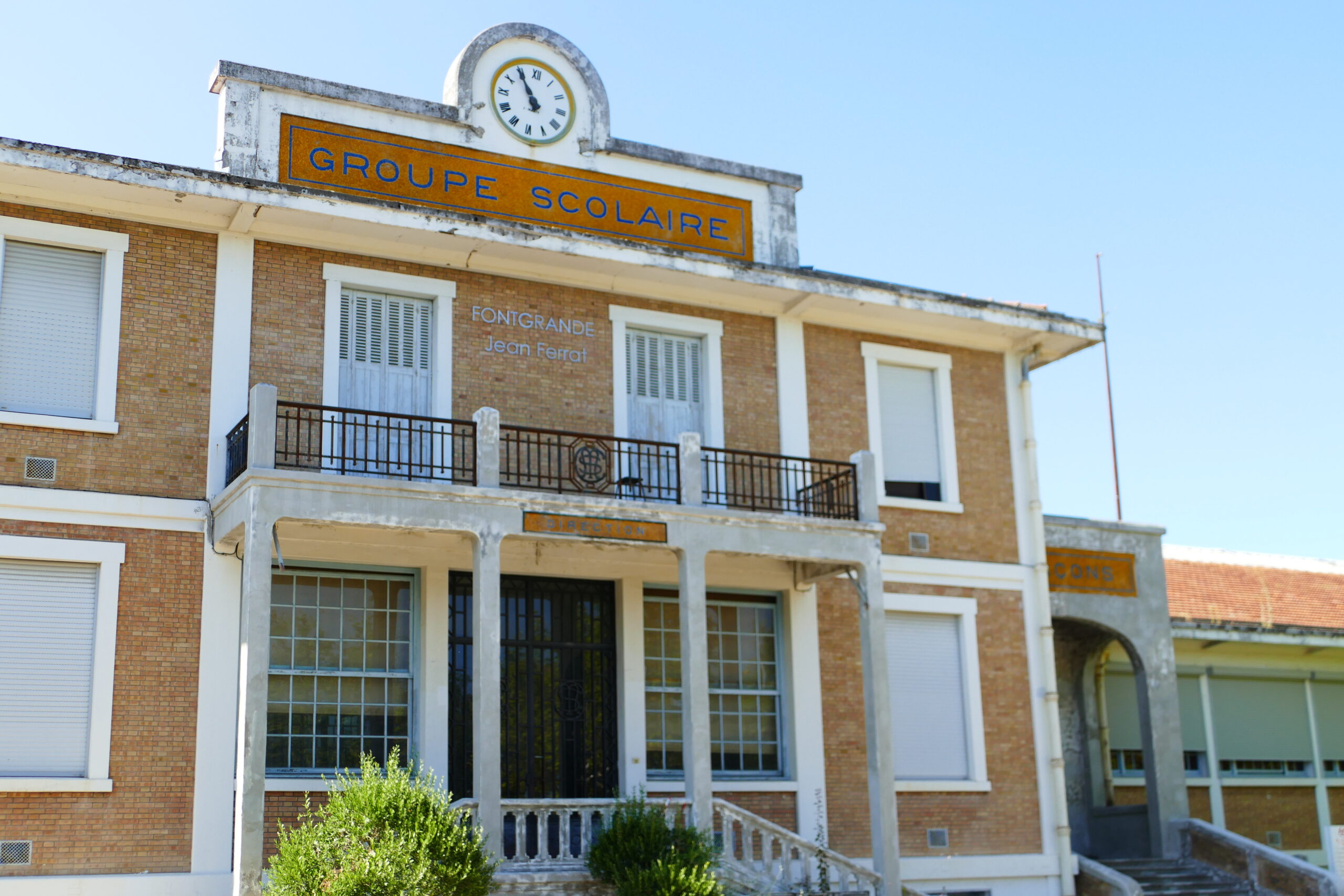 photo de la façade de l’école primaire de Saint-Benoit de Carmaux photo prise de la façade de l'école primaire de Saint-Benoit de Carmaux, il y a marqué sur celle-ci "groupe scolaire"