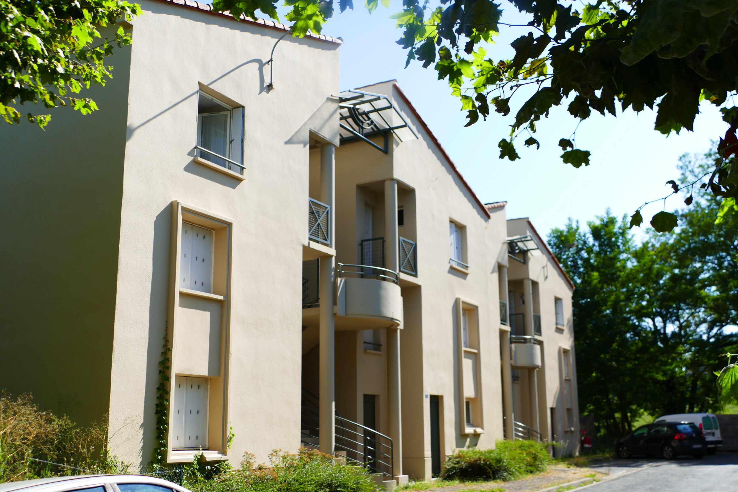 photo d’habitation cité de l’embouage photo de 3 habitations identiques collées les unes aux autres. Elles possèdent 2 étages et sont légèrement entourées de plantes situées cité de l'embouage